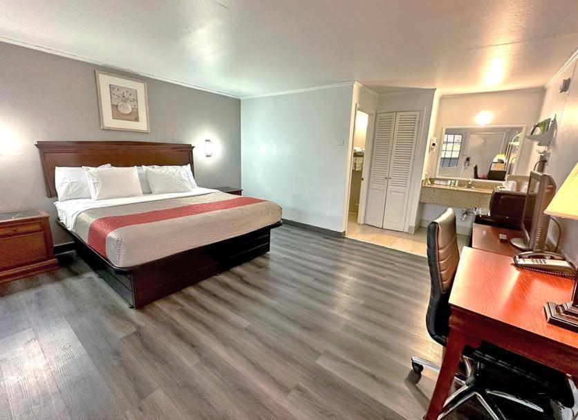 Red Carpet Inn - Стэмфорд Экстерьер фото